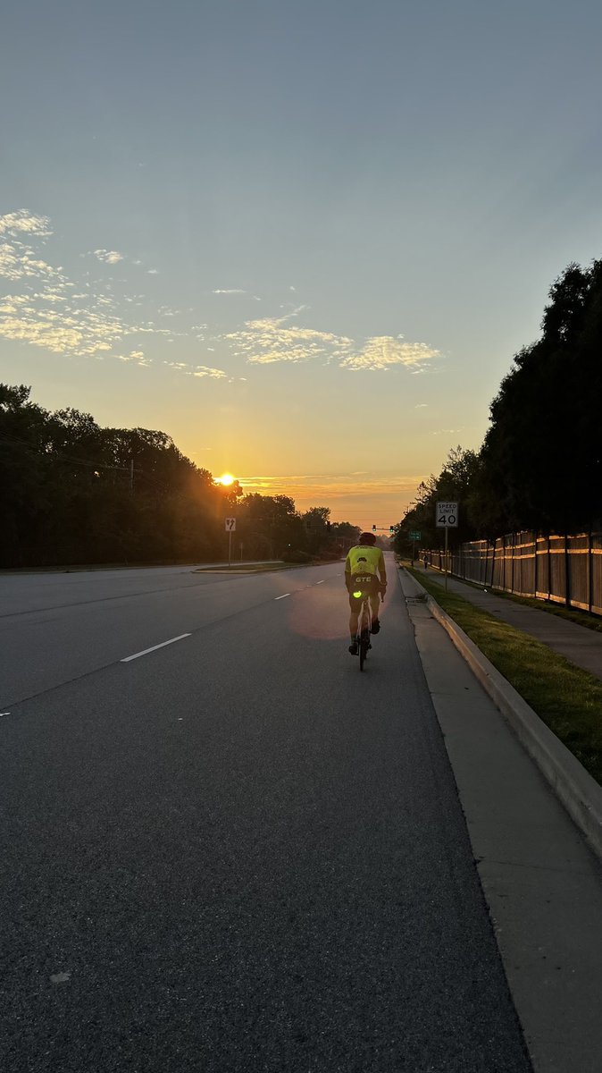 burnhamracing's tweet photo. #alwaysroad
#oftentimessunrises
#dwr
#gte https://t.co/puObpgAKAU