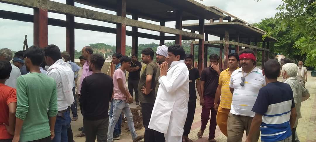 spetwofficial's tweet photo. इटावा:समाजवादी पार्टी के निवर्तमान जिलाध्यक्ष मा. गोपाल यादव ने समाजवादी पार्टी के बूथ अध्यक्ष श्री महाराज सिंह शाक्य एवं सपा कार्यकर्ता यूनिस अंसारी के भाई के अंतिम संस्कार मे शामिल होकर परिवार के प्रति शोक संवेदना व्यक्त की।
@yadavakhilesh @proframgopalya1 @yadavgopaletw https://t.co/iKDXvMJNLi