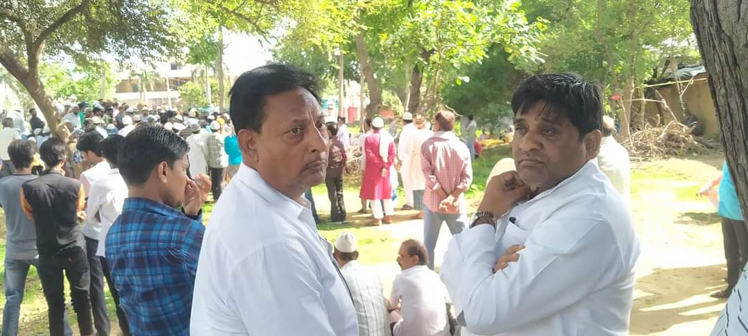 spetwofficial's tweet photo. इटावा:समाजवादी पार्टी के निवर्तमान जिलाध्यक्ष मा. गोपाल यादव ने समाजवादी पार्टी के बूथ अध्यक्ष श्री महाराज सिंह शाक्य एवं सपा कार्यकर्ता यूनिस अंसारी के भाई के अंतिम संस्कार मे शामिल होकर परिवार के प्रति शोक संवेदना व्यक्त की।
@yadavakhilesh @proframgopalya1 @yadavgopaletw https://t.co/iKDXvMJNLi