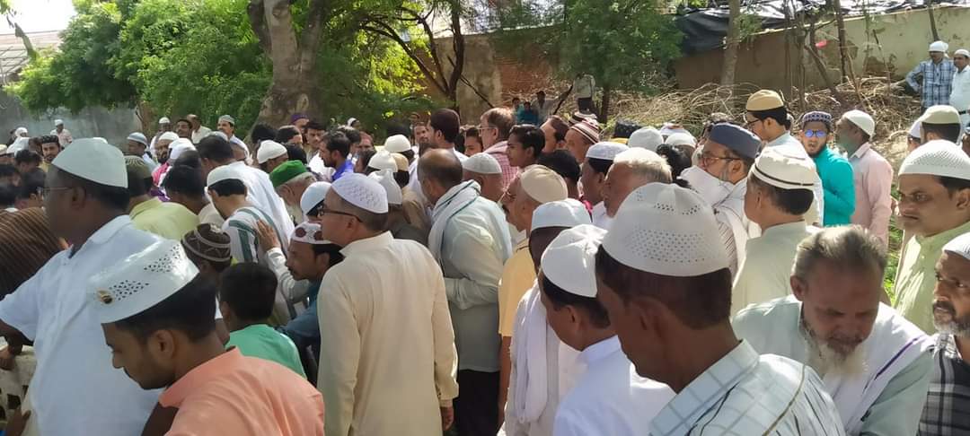 spetwofficial's tweet photo. इटावा:समाजवादी पार्टी के निवर्तमान जिलाध्यक्ष मा. गोपाल यादव ने समाजवादी पार्टी के बूथ अध्यक्ष श्री महाराज सिंह शाक्य एवं सपा कार्यकर्ता यूनिस अंसारी के भाई के अंतिम संस्कार मे शामिल होकर परिवार के प्रति शोक संवेदना व्यक्त की।
@yadavakhilesh @proframgopalya1 @yadavgopaletw https://t.co/iKDXvMJNLi