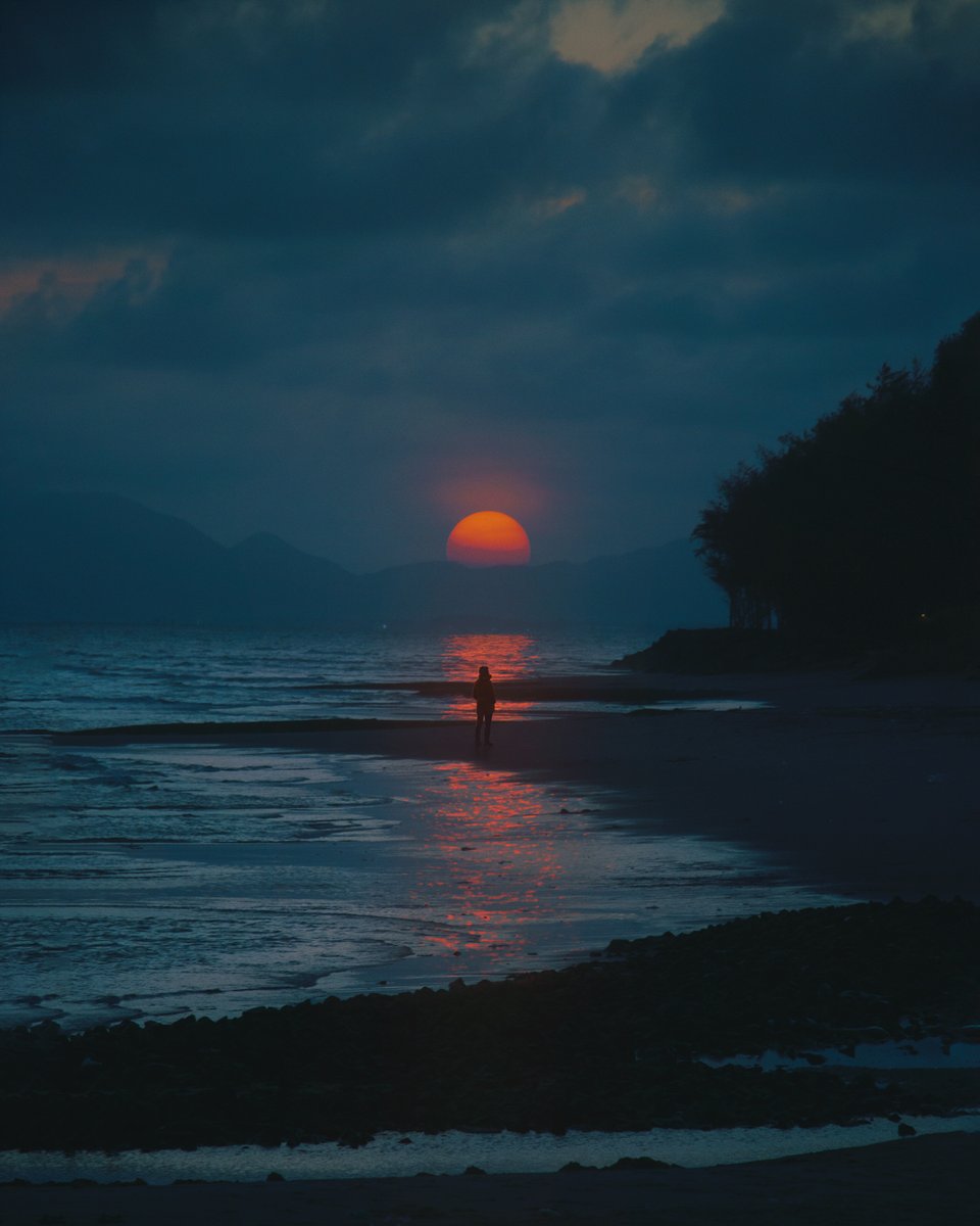 trungbaotr's tweet photo. warmth in the loneliest shades of blue https://t.co/hsL4YiXN3s