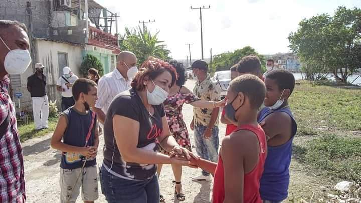 ❤️ En visitas a daminificados. En pleno torrencial de lluvia se le veía atravesar ríos crecidos. Intercambia con profesionales. Está en la defensa. Motiva con su carisma. Es <a href="/SuselyMorfaG/">Susely Morfa González</a> pero así son las federadas <a href="/FMC_Cuba/">FMC de Cuba</a> #CubaEsAmor ❤️