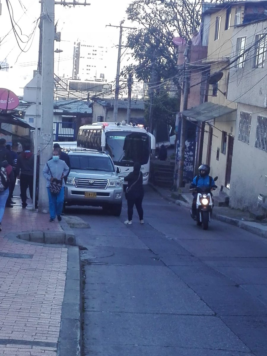 Ro_Lletraferit's tweet photo. #Denuncia La Calle 65 con 1 (Bogotá), estrecha y empinada, es el único acceso a colegios como el RSD y Jordán en la que escoltas deciden parquear. Hoy una ruta no pudo pasar y les pidió moverse. Respuesta: los escoltas agarraron a patadas a las rutas con niños adentro asustados🤬 https://t.co/R7PwZMx941