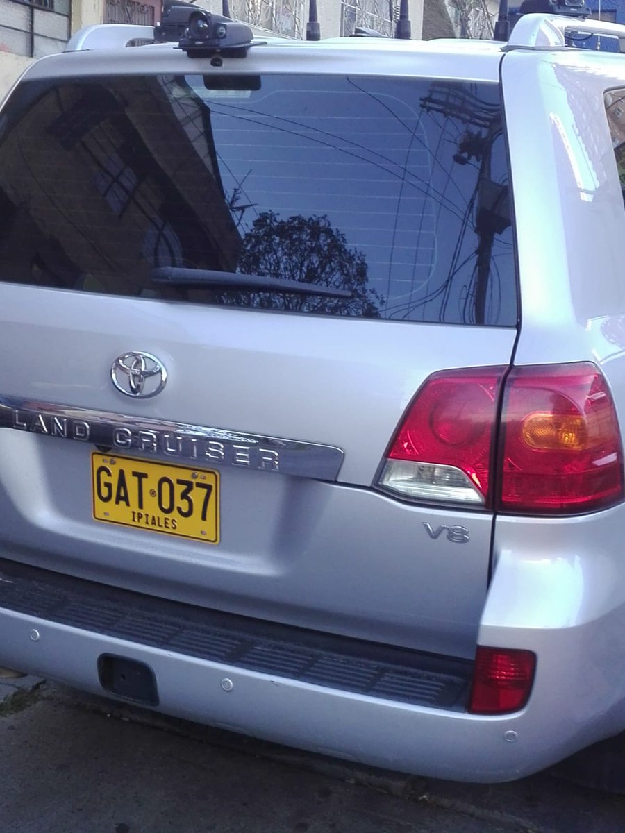 #Denuncia La Calle 65 con 1 (Bogotá), estrecha y empinada, es el único acceso a colegios como el RSD y Jordán en la que escoltas deciden parquear. Hoy una ruta no pudo pasar y les pidió moverse. Respuesta: los escoltas agarraron a patadas a las rutas con niños adentro asustados🤬