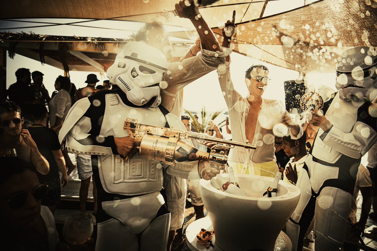 The show must go on! 🍾☠️
Every Sunday: CHAMPAGNE PARTY
#stormtrooper #elpirataclub #champagneshowers #champagneparty