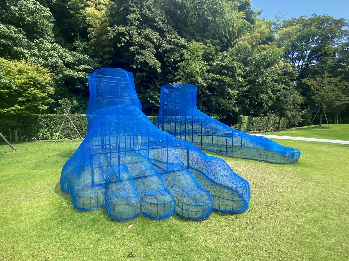 青く巨大な足の形をしたオブジェ『泥足』が本多公園で無料公開されてい