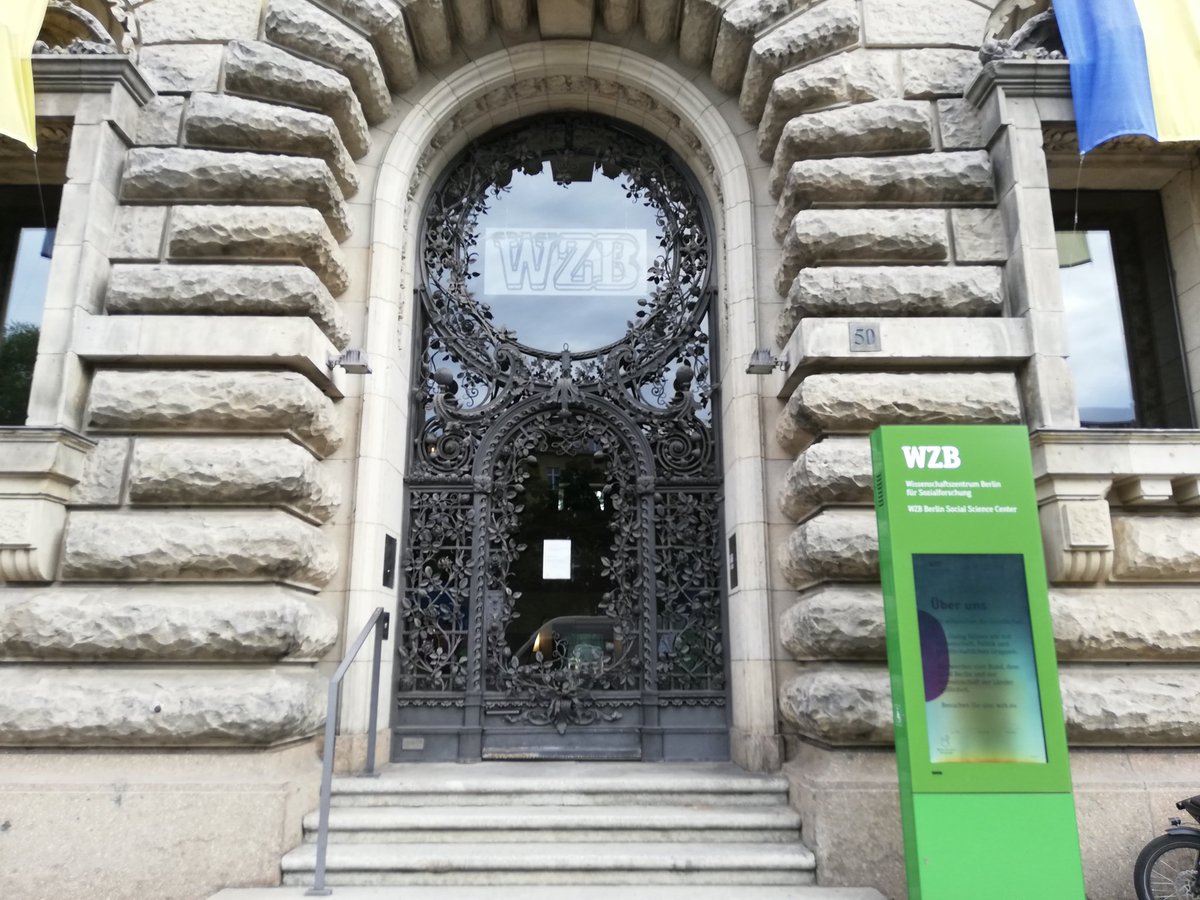 mpib_berlin's tweet photo. Wir sind heute beim Treffen der Kommunikator*innen von @B_R_50 im @WZB_Berlin zu Besuch! #Vernetzung #Berlin #BR50 #PR #Wisskomm https://t.co/fX7NkabMHJ