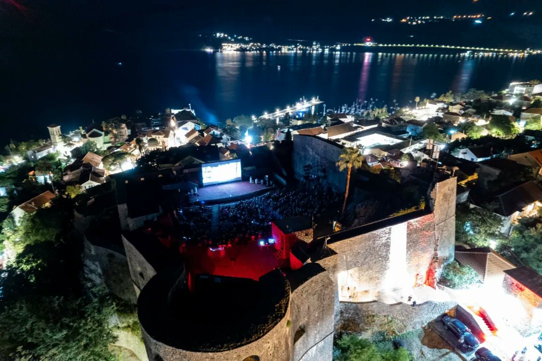 resorkulture's tweet photo. 👉 "Jubilej koji večeras slavimo, 3️⃣5️⃣. izdanje #FFHN, moguć je zahvaljujući vizionarstvu osnivača festivala, ljudi kakav je bio Milan Žmukić, ali i znanju, energiji i iskustvu koje nam je prenosio nedavno preminuli Zoran Živković. https://t.co/5uIvHiXYKp