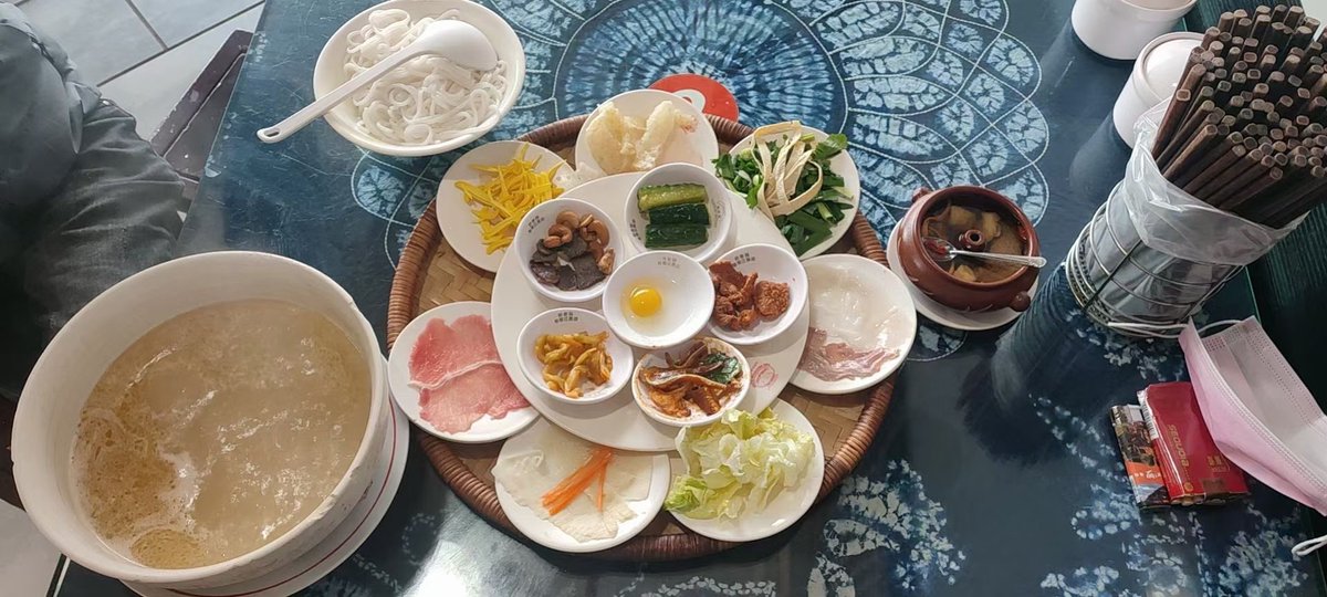 Yunnan rice noodles.  Tasty and not greasy.  Welcome to taste.