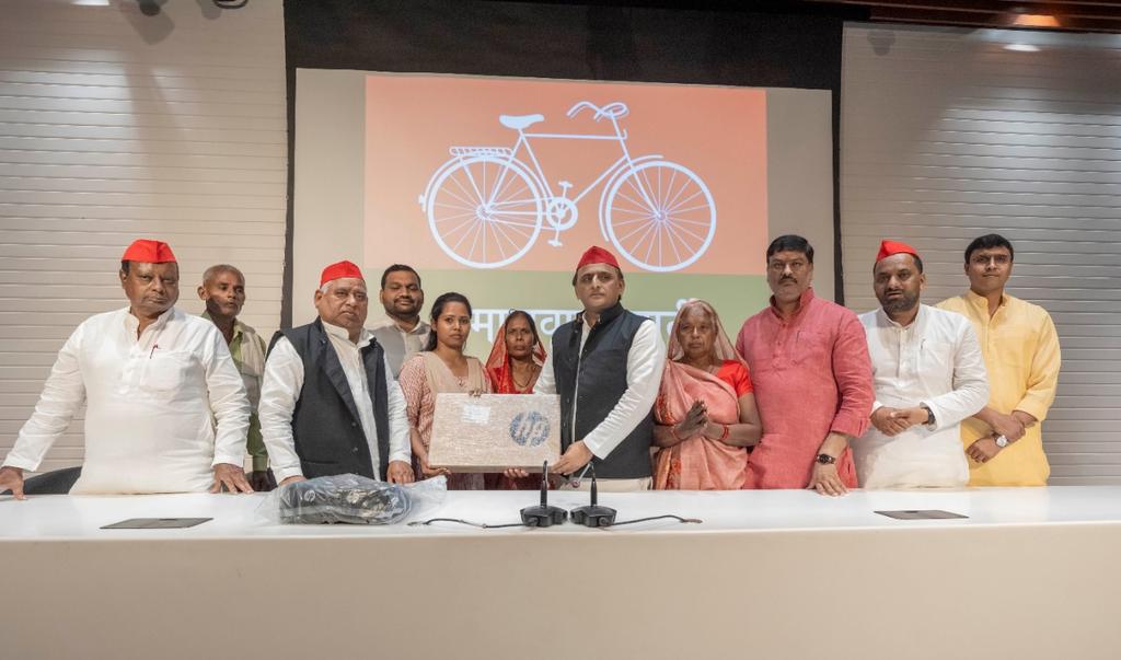 samajwadiparty's tweet photo. आज सपा कार्यालय में मा. राष्ट्रीय अध्यक्ष श्री अखिलेश यादव जी ने यूपी बीएड संयुक्त प्रवेश परीक्षा की टॉपर अयोध्या की रागिनी यादव से मुलाकात कर उन्हें प्रोत्साहन स्वरूप आर्थिक मदद व लैपटॉप देकर सम्मानित किया।

सुश्री रागिनी यादव जी को उनकी आगे की शिक्षा के लिए शुभकामनाएं। https://t.co/tQ7CLeObby