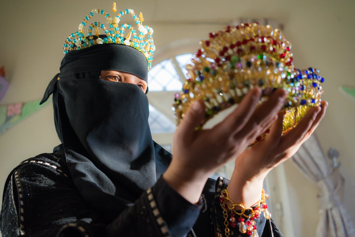 OSE_Yemen's tweet photo. The conflict in #Yemen forced Rahma Ahmed, 20, to put her education on hold for 2 years. But learning a handicraft and generating an income from it by making crowns for brides allowed her to support her family and return to her studies in 2021 📷@HayatAlshaif https://t.co/wpKJ56EnZr