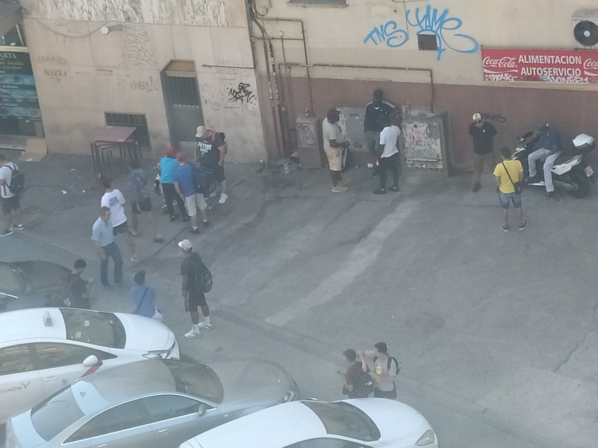 vecinosEliptica's tweet photo. Las fachadas calcinadas de meadas, todo vale en la plaza etílica, es una vergüenza y muy triste el abandono que sufrimos @Lineamadrid @AlmeidaPP_ @begonavillacis @bcarabante aquí nadie se hace fotos https://t.co/bvvlO3uaYf