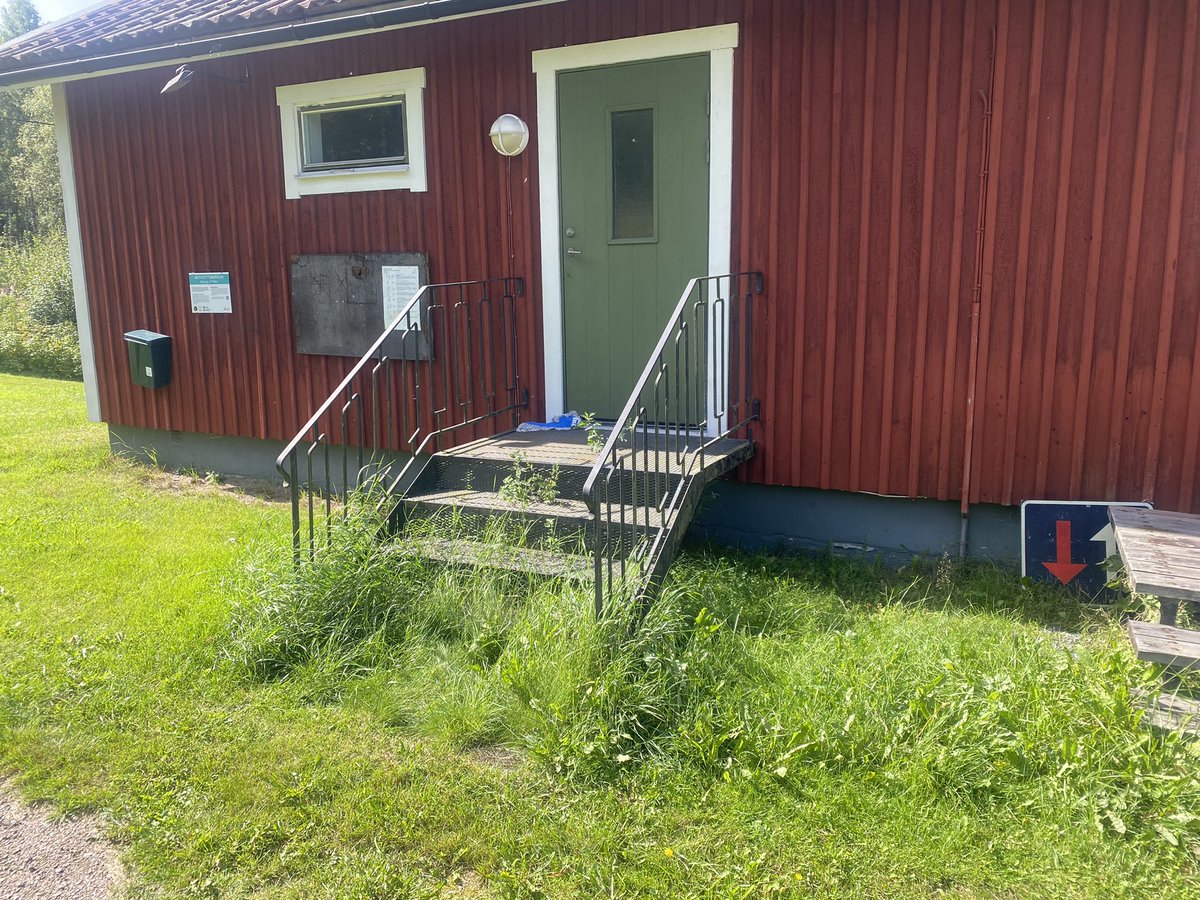 bjornlofgren's tweet photo. När man återvänder på besök i uppväxtorten @Storforskommun så slås man av hur dåligt omhändertagen den är. Man blir ju inte direkt sugen att flytta hem igen. Dessa två bilder får representera många iakttagelser och frågan: Hur svårt är det eg att hålla det lite snyggt? https://t.co/lr7DopQukP