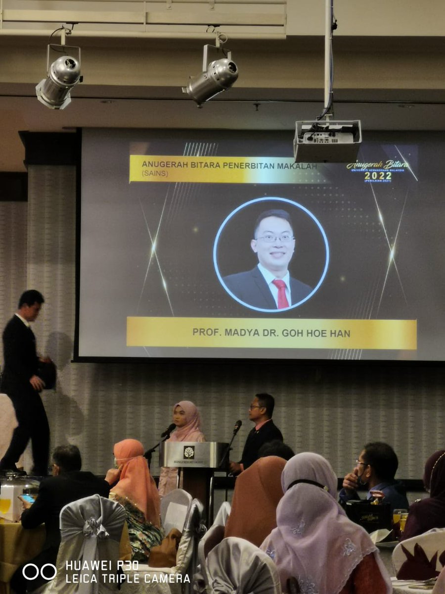GohLab's tweet photo. Honoured to receive the #award from #UKM for my #research publications in 2021 on #Nepenthes pitcher plants @INBIOSIS @ukm_my 

Thanks to my fellow comrades &amp; all my students - past &amp; present 

#Anugerah #Bitara #UKM #2022 https://t.co/MwGmbQPEey