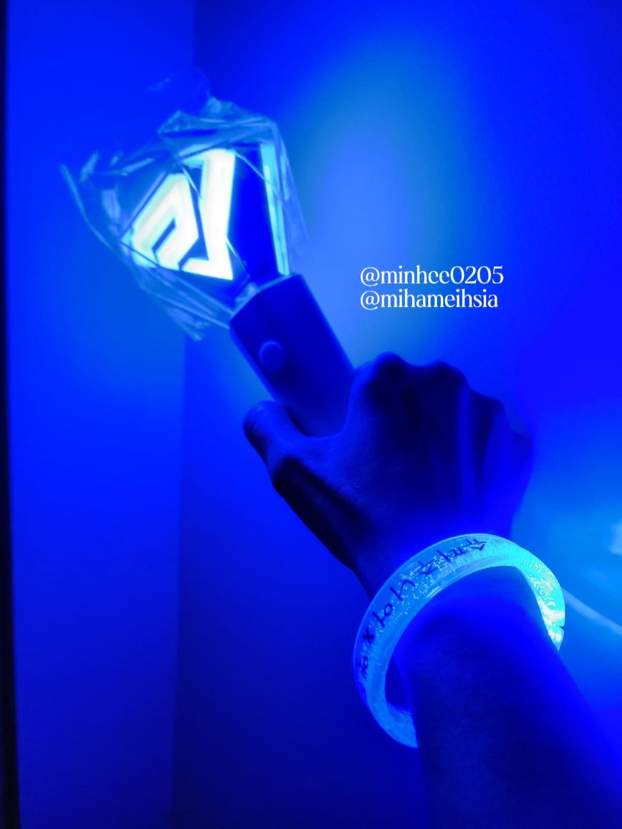 Minhee0205's tweet photo. Hi elfs~
Me and @Mihameihsia
will be given out ARCYLIC LED WRISTBAND💙
Show ticket to redeem💙
FCFS, time and venue will be update on that day😊

*a video will be post soon how to wear the wristband
Pls follow&amp;Rt😍

#SS9inSG #supershow9 #SUPERJUNIOR #SuperShow9inSG
#슈퍼주니어 https://t.co/NOFCJa7pdS
