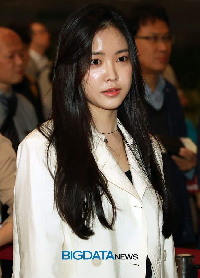 SNELOOKS's tweet photo. #Naeun #나은 #SonNaeun #손나은 https://t.co/tb4NBIatHT