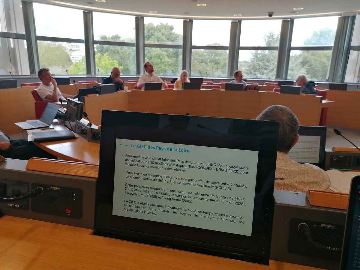 MarieMeziere's tweet photo. C la reprise pour la C 5 (cadre de vie) au @ceserPDL : présentation du rapport du GIEC PdL par @a_charlot, directeur du @Comite21 et rapporteur au plan au CESER. ↘️ des GES sur le territoire grâce à fermeture des tranches full Cordemais.. Mais ↗️ des GES transports... https://t.co/gAivMWBAbJ