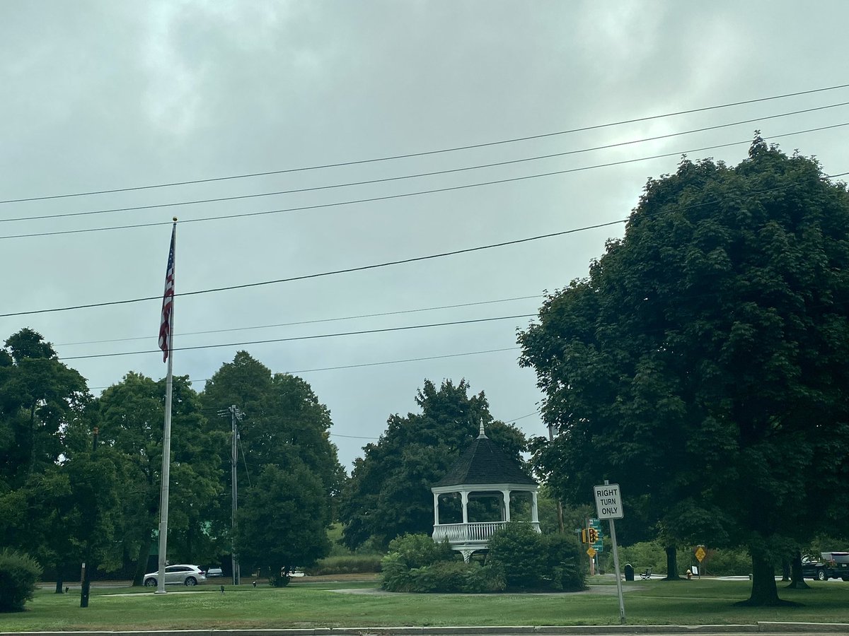 MaryLeachTweets's tweet photo. A tale of two town commons during a #dought: the #Billerica common has been watered regularly; the #BurlingtonMA common has not. Yet, both are green. It’s amazing what a little rain will do if you are patient. #GiveUpTheGreen and let the lawn go brown to show you care. https://t.co/uODSU2weGR