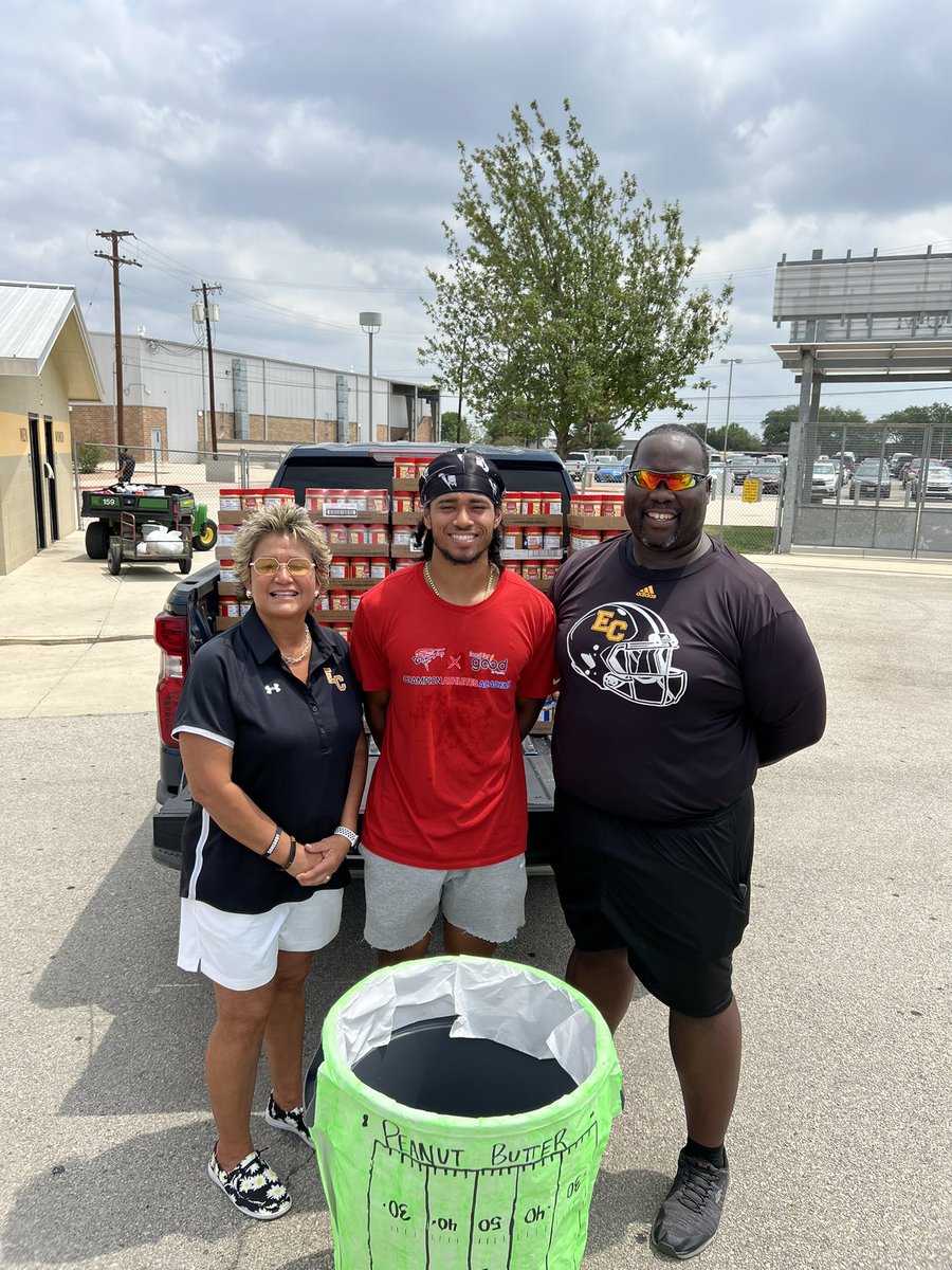 ArriolaSuzette's tweet photo. Hornet nation we will see everyone Wednesday night 7 PM out at Hornet Stadium to meet all of your Hornet Athletic teams and spirit teams. And donβt forget to bring your Peanut Butter π§ #ECFB #PeanutButterBowl @_ECFootball @ECHShornets @ECISDtweets @_ECAthletics @joehubb74 https://t.co/7ndLK1DIdu