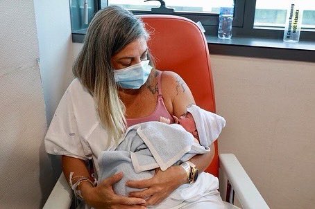SalutGOIB's tweet photo. 🍼El @goib anuncia la construcció d'un centre de naixements a @SonEspases.

🤰L’objectiu és oferir a les gestants amb embarassos de baix risc un model assistencial de continuïtat de cures, liderat per comares durant l’embaràs, el part i el postpart, en un entorn segur. https://t.co/rXbRjWlP4m