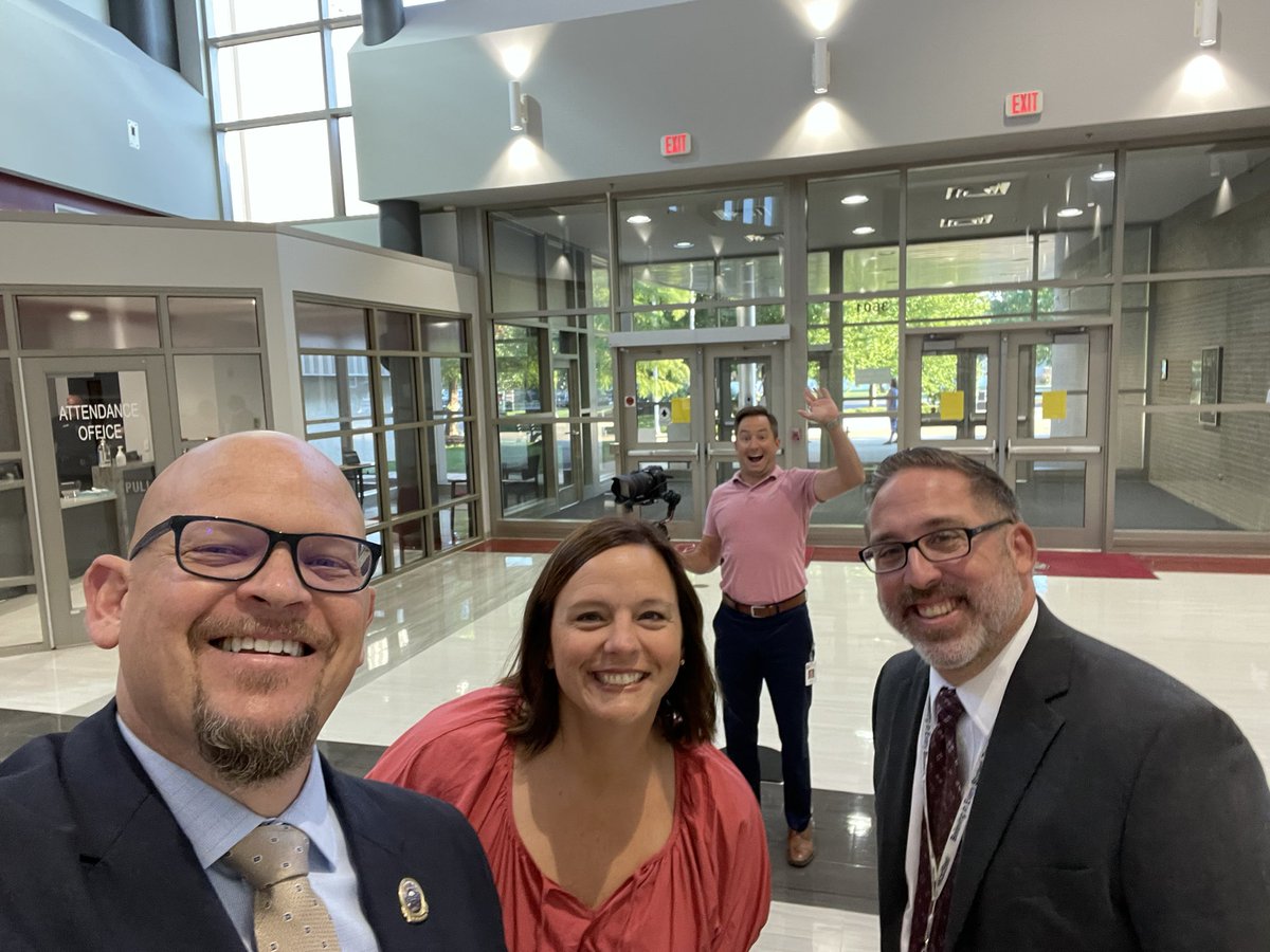 drsefrit's tweet photo. The WARRIORS are all in and ready for a GREAT year! #scsdGREAT #SCWpride https://t.co/kBOdLkRVHe