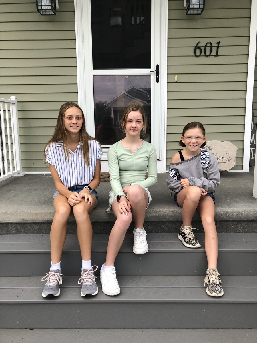 millerfamband's tweet photo. First day of school 2022. Freshman, 8th Grade, 5th Grade, and 1 dorky dog.
#itsgoingtobeagreatyear #cpuschools https://t.co/NK7b3fH95q