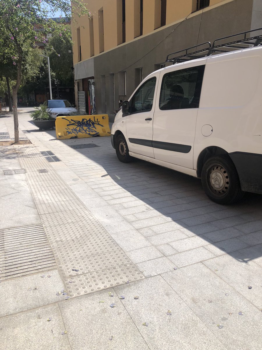 A falta de una jardinera, dues. Cotxes aparcats. Aquesta és l nova realitat d Agusti i Mila. <a href="/BCN_SantAndreu/">BCN_SantAndreu</a> <a href="/transitstandreu/">Trànsit Sant Andreu</a> <a href="/AVSantAndreuSud/">AV Sant Andreu Sud</a>