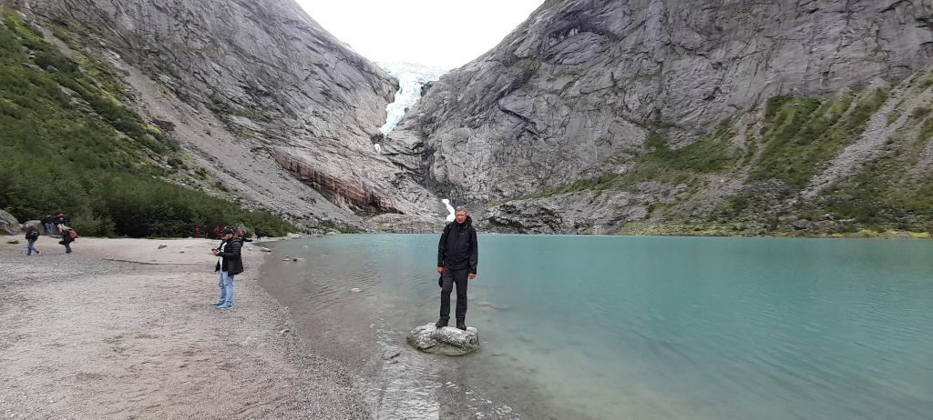 TerryWhenham's tweet photo. Something special about walking in the Norwegian countryside training for @Soldierscharity. Very cold but the air is so clean. #FrontlineWalk https://t.co/ZvbNS4Q80B