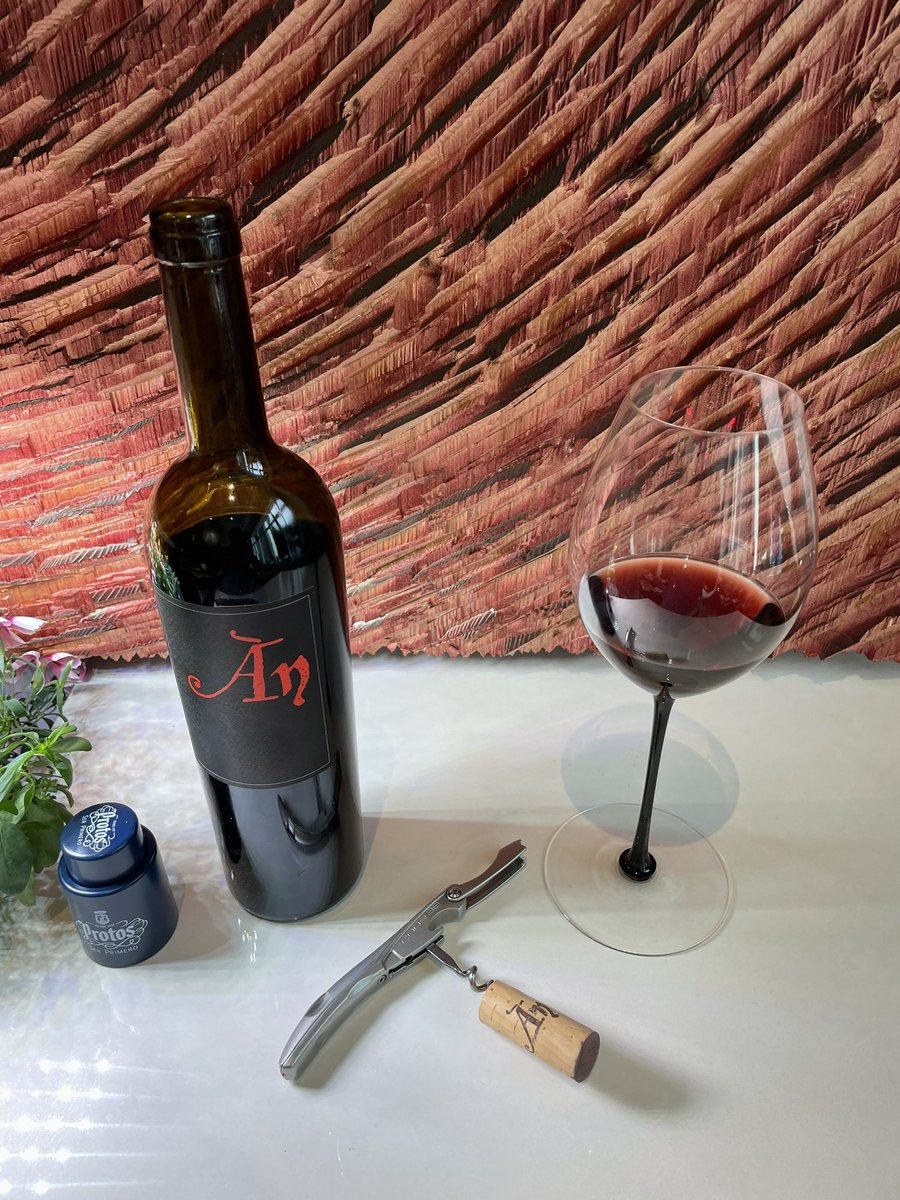ActonManning's tweet photo. #Wine and Place.
Anima Negra is #Mallorca for me
Light yet concentrated
Flavourful yet elegant
@MallorcaWines #endofthevine #PalmadeMallorca #code38 #riedelblacktie @RiedelUK #booklovers #winelovers #journey #travel https://t.co/kRSllrBJDH
