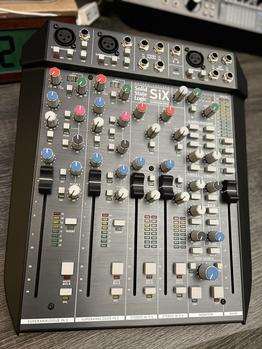 penreco4645's tweet photo. ペンギンレコード6年目突入記念として、新機材を導入しました🐧
5年の壁を越えられた‼︎

『SSL SiX』
SSLのアナログミキサー‼︎
いよいよペンレコにSSLが来た‼︎

コンパクトな筐体に詰まりまくったテクノロジー🤤
自分の腕もさらに磨いていきます💪

#SSL
#SSLSiX
#アナログミキサー https://t.co/Y5Rrub3O9f