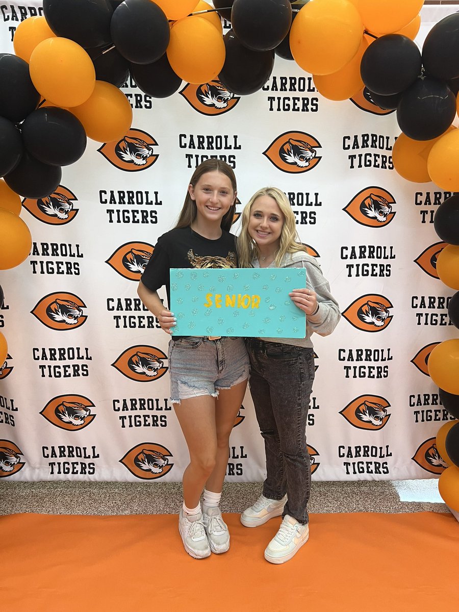 jaciesturm's tweet photo. #CHS1STDAY https://t.co/OYEllmCfuW