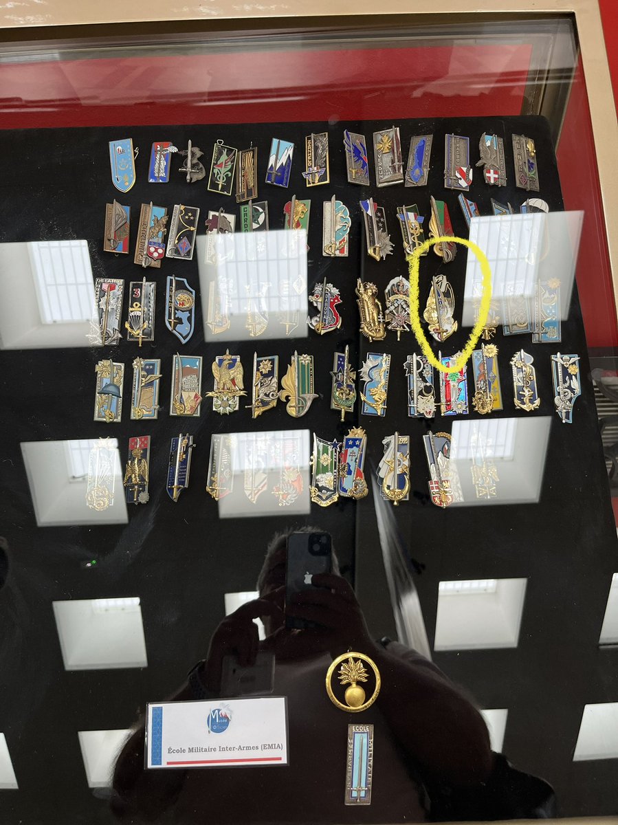 TrinckquelPh's tweet photo. #Pèlerinage ce matin à @SaintCyrCoet pour un petit tour sur le campus et une visite au musée de l’officier ex musée du souvenir pour les anciens 
Retrouver les deux insignes de mes promo #EOR et #EMIA…ça fait évaluer le temps qui passe… 😨😨😨 https://t.co/7uyteptmq1