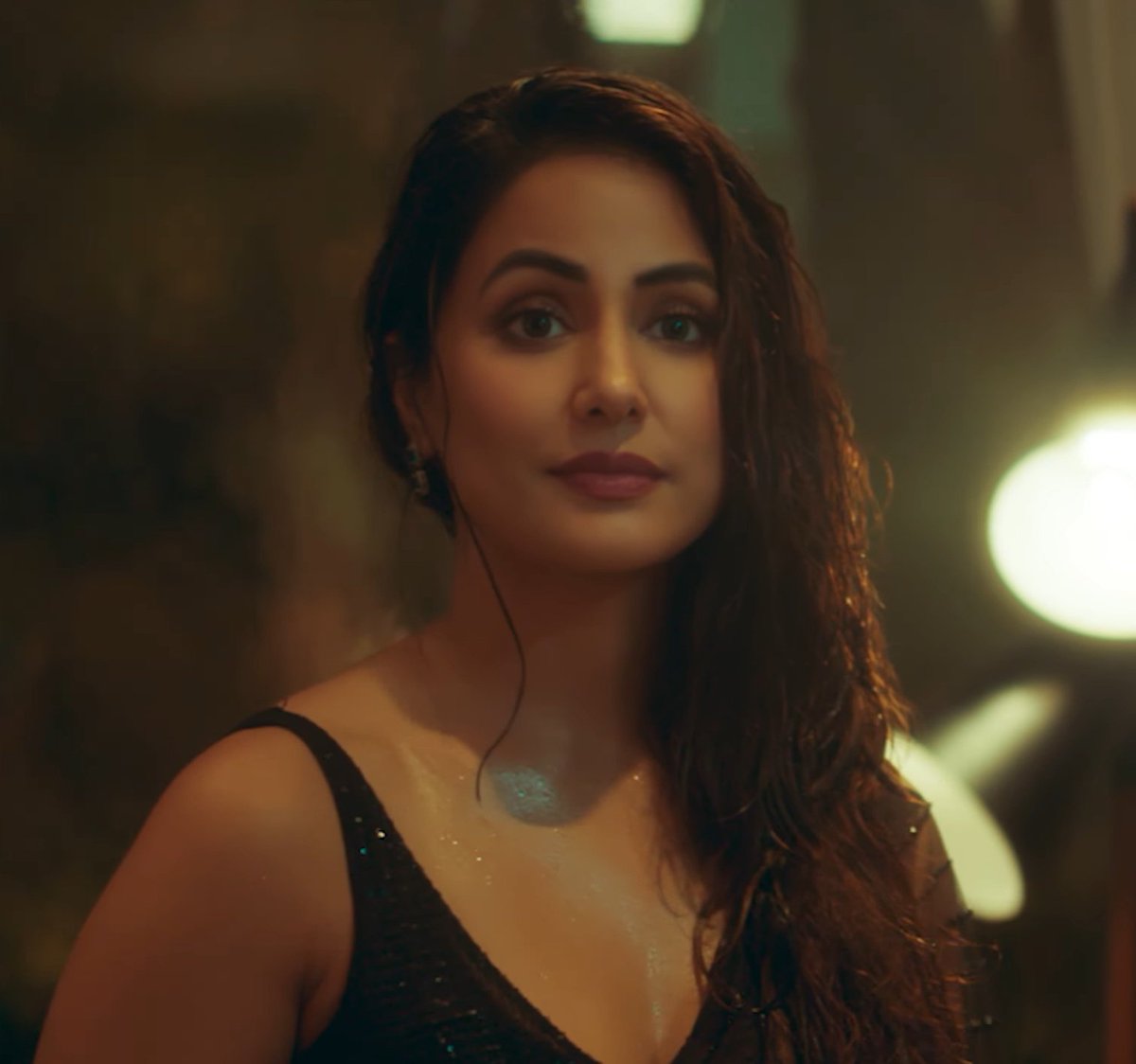oyechaitanya's tweet photo. THE FRAME AND THE FACE OMG 🔥 BOLLYWOOD VIBE IS  SCREAMING ! 😭🔥
| @eyehinakhan • #HinaKhan | https://t.co/DHmFxjWhuO