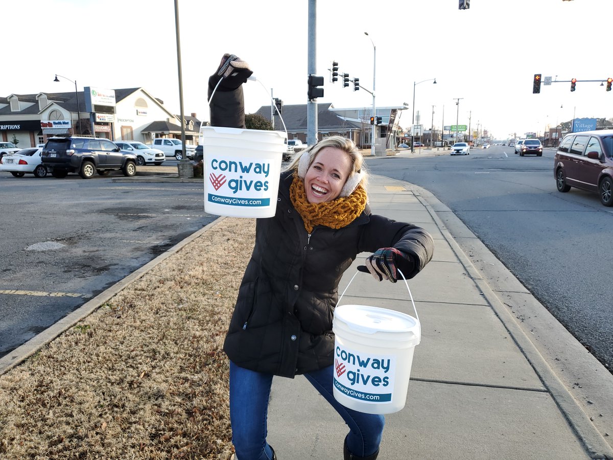 GivingTuesday's tweet photo. @farra @bigduck As part of #ConwayGives for #GivingTuesday, a group of neighbors raised $1,200 in spare change from people on the street, which they split between five homeless service nonprofits. https://t.co/YjeHHWxaKV