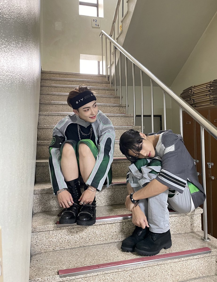 CHOUX_Woo's tweet photo. ปะป๊ากับน้องมานั่งรอมะมี๊ 🥰 @PiPerrzx @Cassinmars https://t.co/FC9NkTDLky