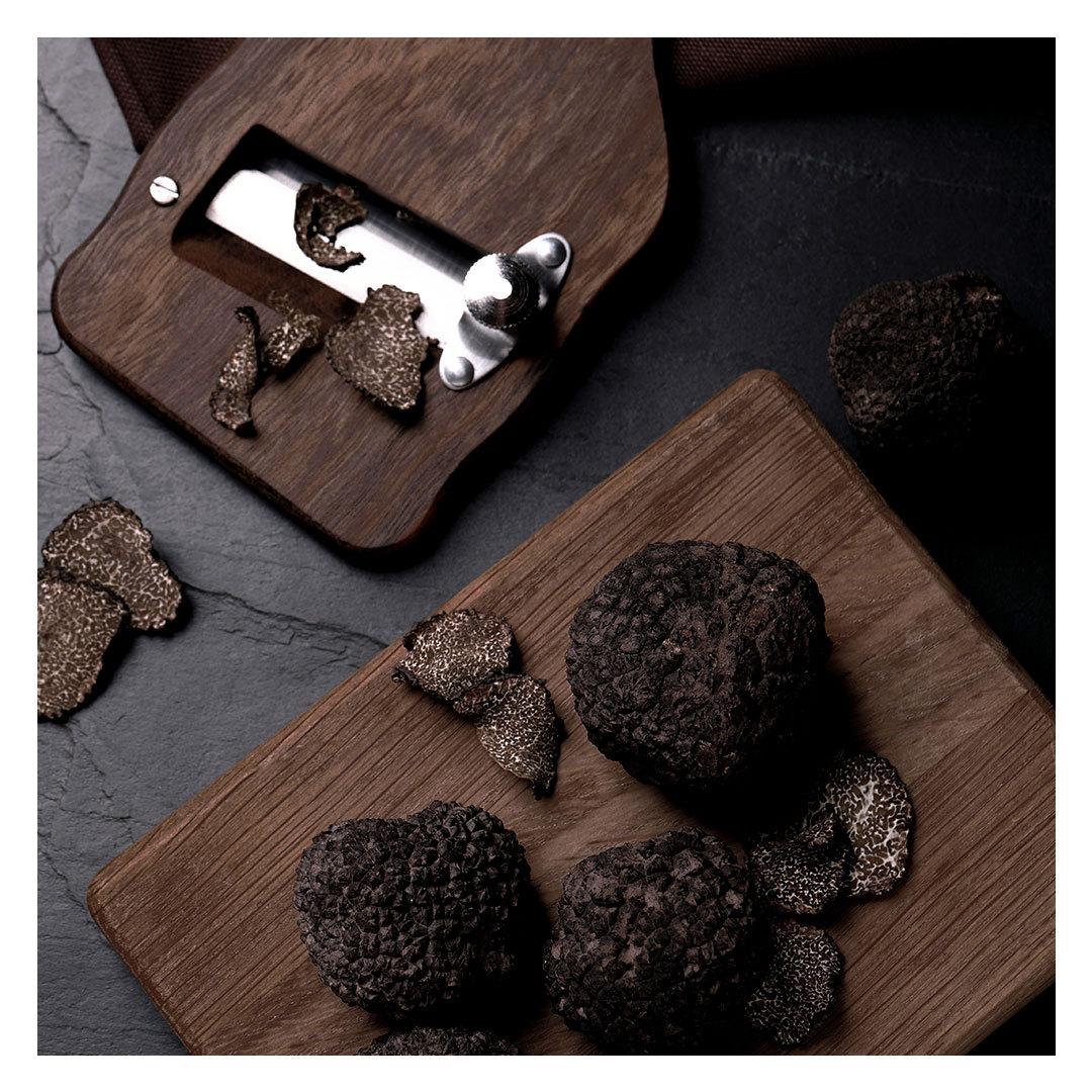 trufato's tweet photo. Laminar la trufa es todo un arte. Añadir la trufa de esta forma al final del cocinado o justo en el momento del emplatado hará que su sabor y frescura permanezcan intactos y conserven toda su intensidad. 
⠀
#Trufato #Trufa #TrufaNegra #TrufaNegraDeTeruel https://t.co/LjtGGbMoPT