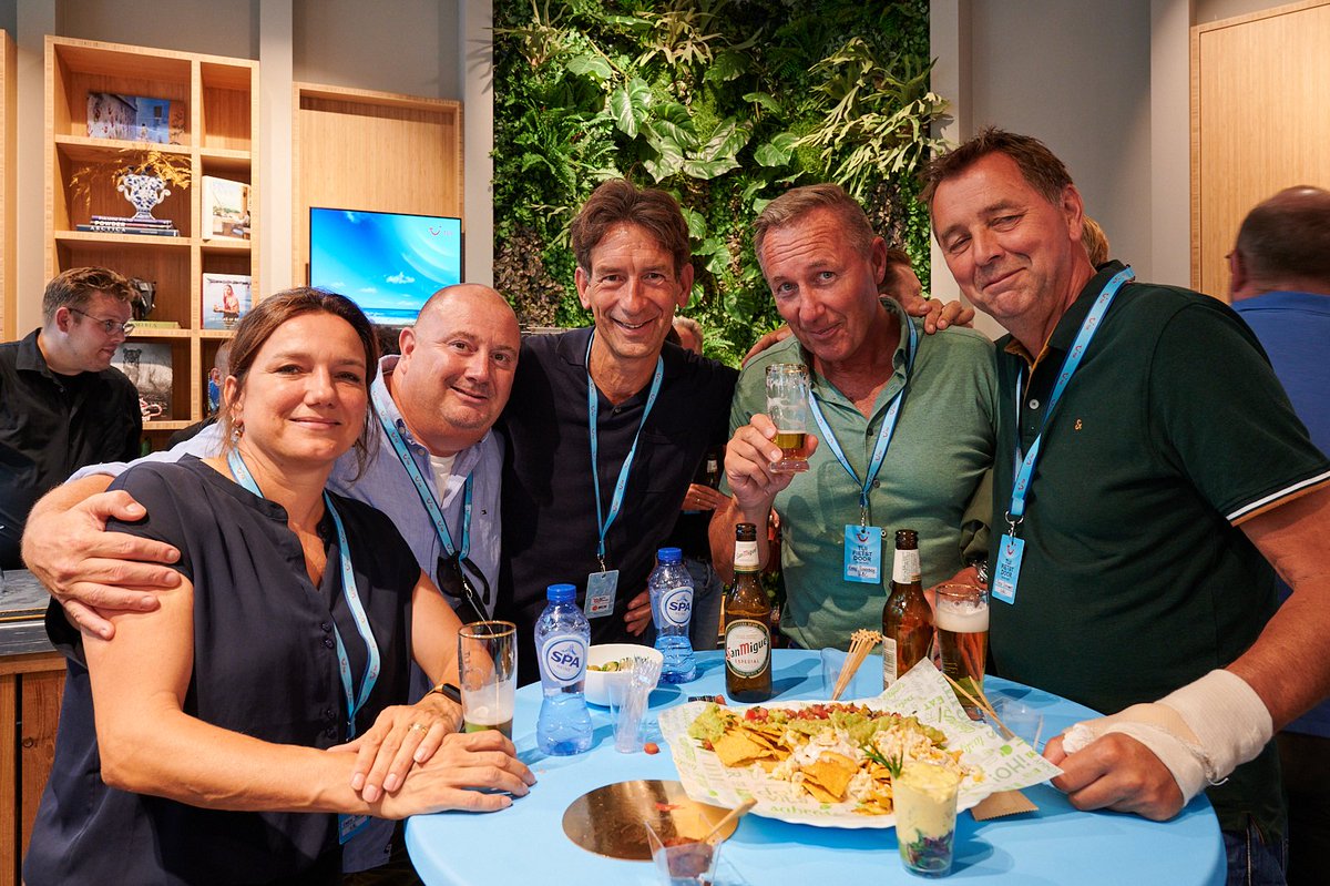 UtrechtBikeComm's tweet photo. Precies een maand geleden waren we bij @TUINederland te gast vlakbij het podium van de ploegenpresentatie van @LaVueltaHolanda. Een kleine terublik op de borrel: https://t.co/hm88dBZHeP