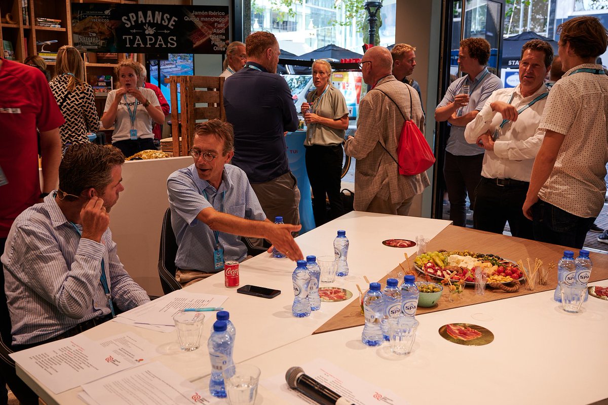 UtrechtBikeComm's tweet photo. Precies een maand geleden waren we bij @TUINederland te gast vlakbij het podium van de ploegenpresentatie van @LaVueltaHolanda. Een kleine terublik op de borrel: https://t.co/hm88dBZHeP
