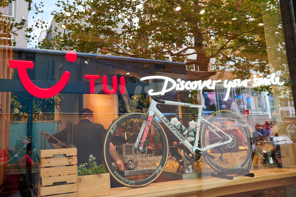 UtrechtBikeComm's tweet photo. Precies een maand geleden waren we bij @TUINederland te gast vlakbij het podium van de ploegenpresentatie van @LaVueltaHolanda. Een kleine terublik op de borrel: https://t.co/hm88dBZHeP