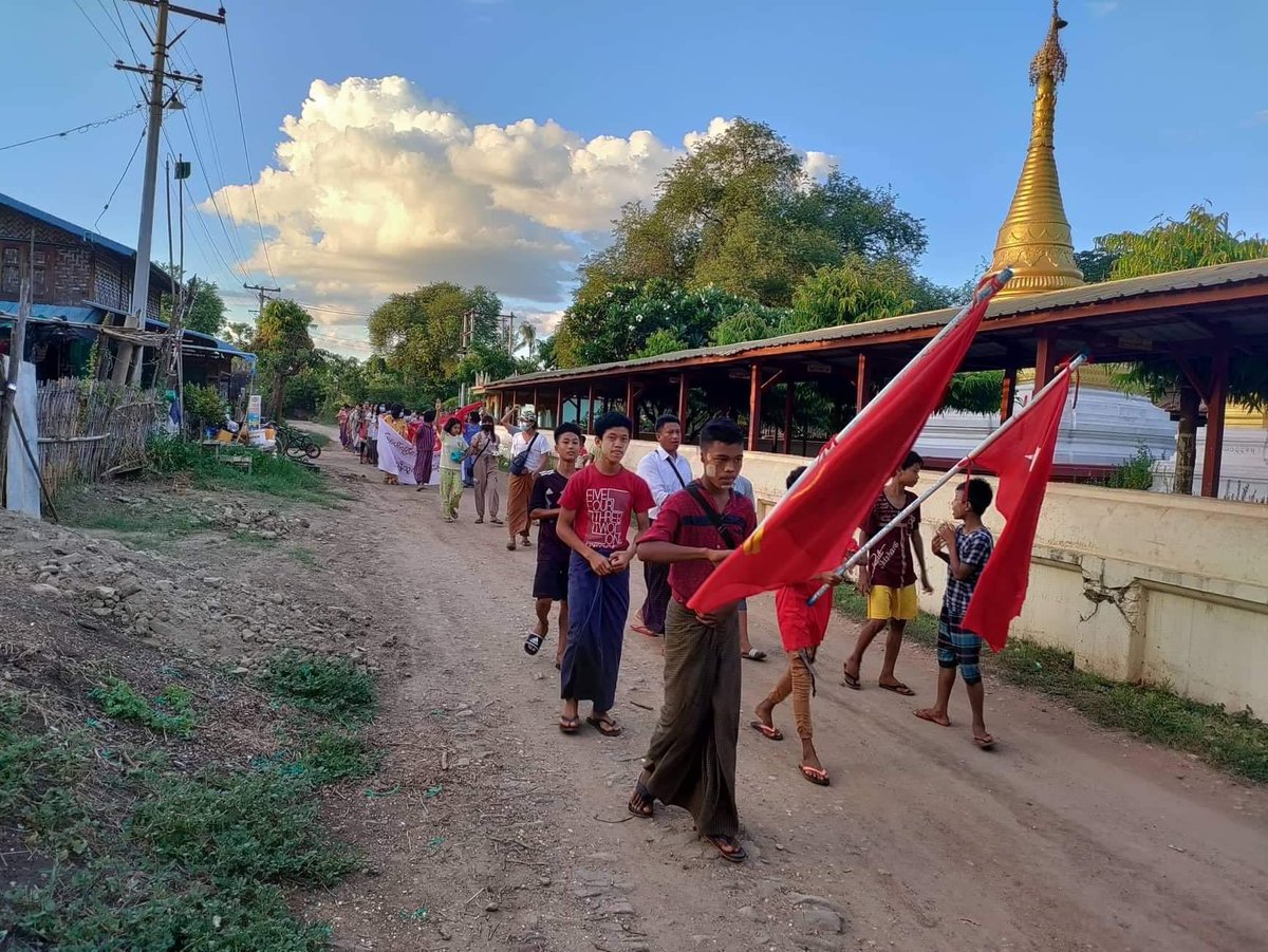 KYITHAR95368969's tweet photo. Pro-democracy residents from some villages of northern part of #Yinmarbin Twp, #Sagaing marched in a village to oppose the #MilitaryDictatorship on the evening of August 23.

#2022Aug23Coup                
#CrimesAgainstHumanity             
#WhatsHappeningInMyanmar https://t.co/ldo51nzod6