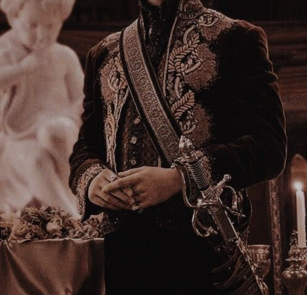 นอ.หน้าตาน่ารักจิ้มลิ้มแต่ปากแจ๋วปากดี  เป็นนักกีฬาฟันดาบสากล ตัวตึงในสมาคมไม่มีใครเอาลงได้ 

กับพอ.ฉากหน้าเป็นคุณครูสอนศิลปะศิลใจ หล่อกรุบใส่แว่นดูละมุนตุ้นแต่ถ้าได้ถือดาบก็ฟาดปากเอ็งได้

จริงๆพอ.มาตามนอ.กลับประเทศบ้านเกิดเนื่องจากนอ.คือทายาทของเจ้าชาย (1) #ข้ามฟ้าเคียงเธอ