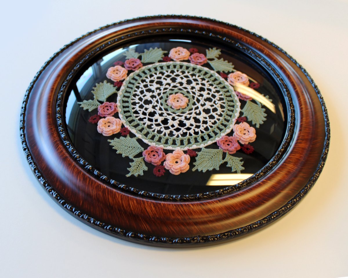 FramePlusArt's tweet image. This beautiful crochet piece by Sheila Jones is the perfect fit for a round frame. Carefully mounted onto a black suede matboard and finished with convex glass to allow room for the height of the flowers🌷