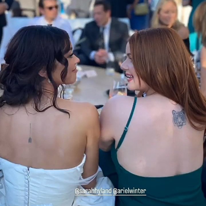tracklist's tweet photo. Família na ficção e na vida real! O elenco de "Modern Family" no casamento da Sarah Hyland 🥹 https://t.co/lWaxuEQwEf