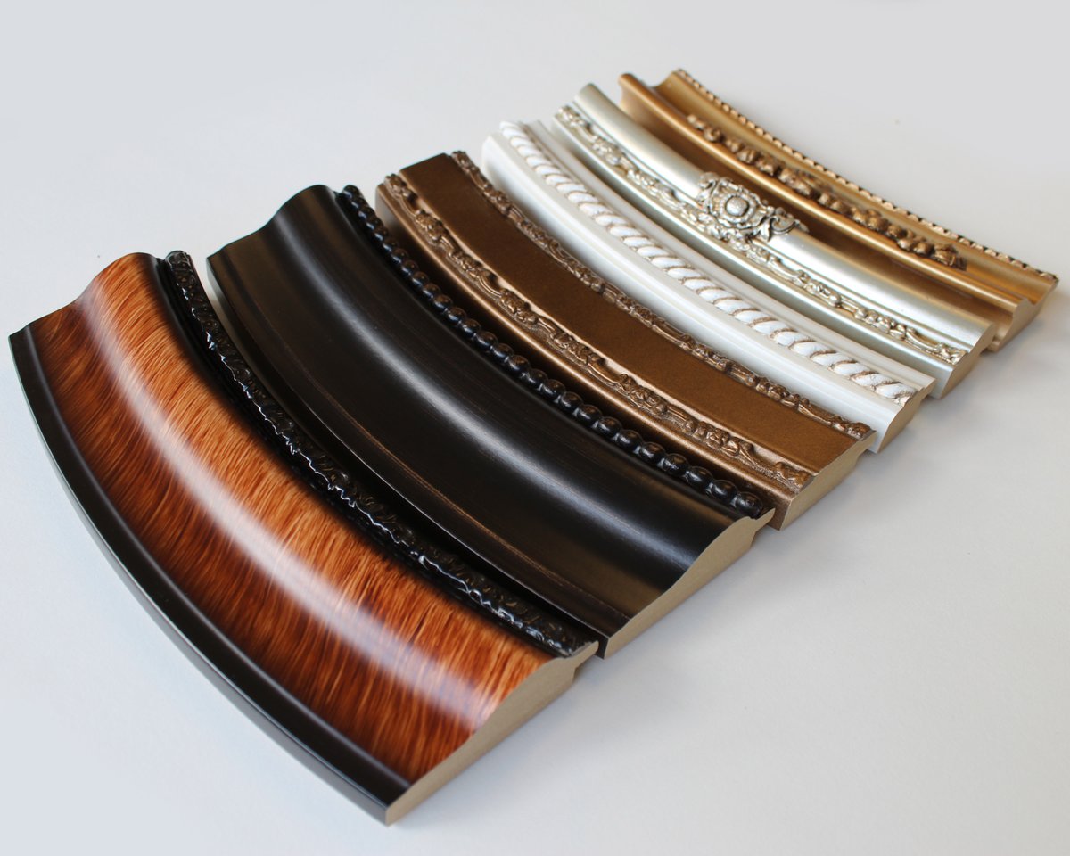 FramePlusArt's tweet image. This beautiful crochet piece by Sheila Jones is the perfect fit for a round frame. Carefully mounted onto a black suede matboard and finished with convex glass to allow room for the height of the flowers🌷