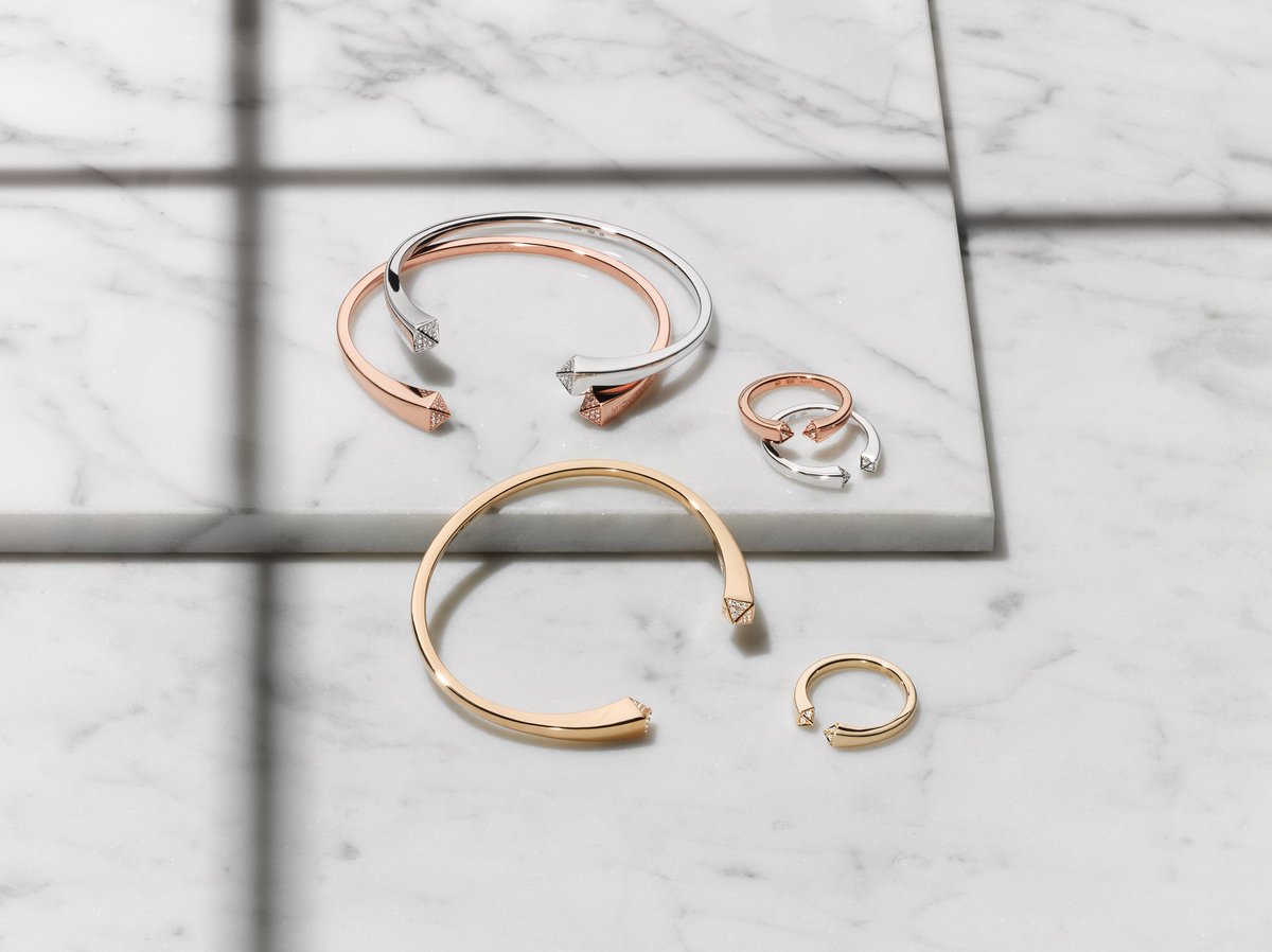 shoppersstop's tweet photo. You can never go wrong with minimalist jewellery.
Add this @MichaelKors set to your pre fall repertoire-Available in gold, silver and rose gold options.
Shop now: https://t.co/JwqQ1gEvPZ
#ShoppersStop #PreFall22 #jewellery #michaelkors #accessories https://t.co/keB9JWf6Zf
