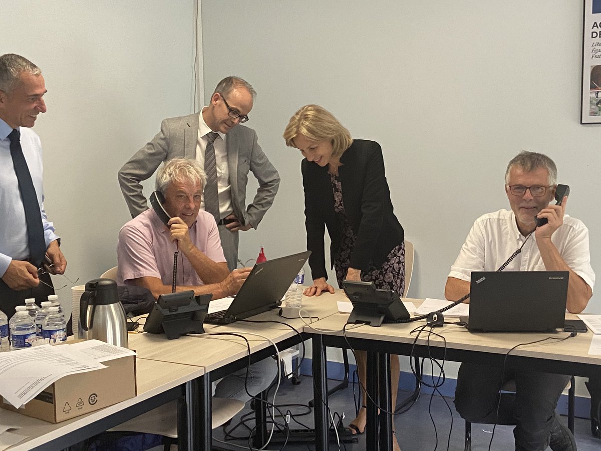 ac_normandie's tweet photo. #Rentree2022 La rectrice de l’académie de Normandie, Christine Gavini,le secrétaire général et le DRH sont allés à la rencontre des membres de la cellule de rentrée. Merci aux personnels mobilisés d’accompagner les établissements et les personnels pour assurer une rentrée sereine https://t.co/sYAgV34FnY