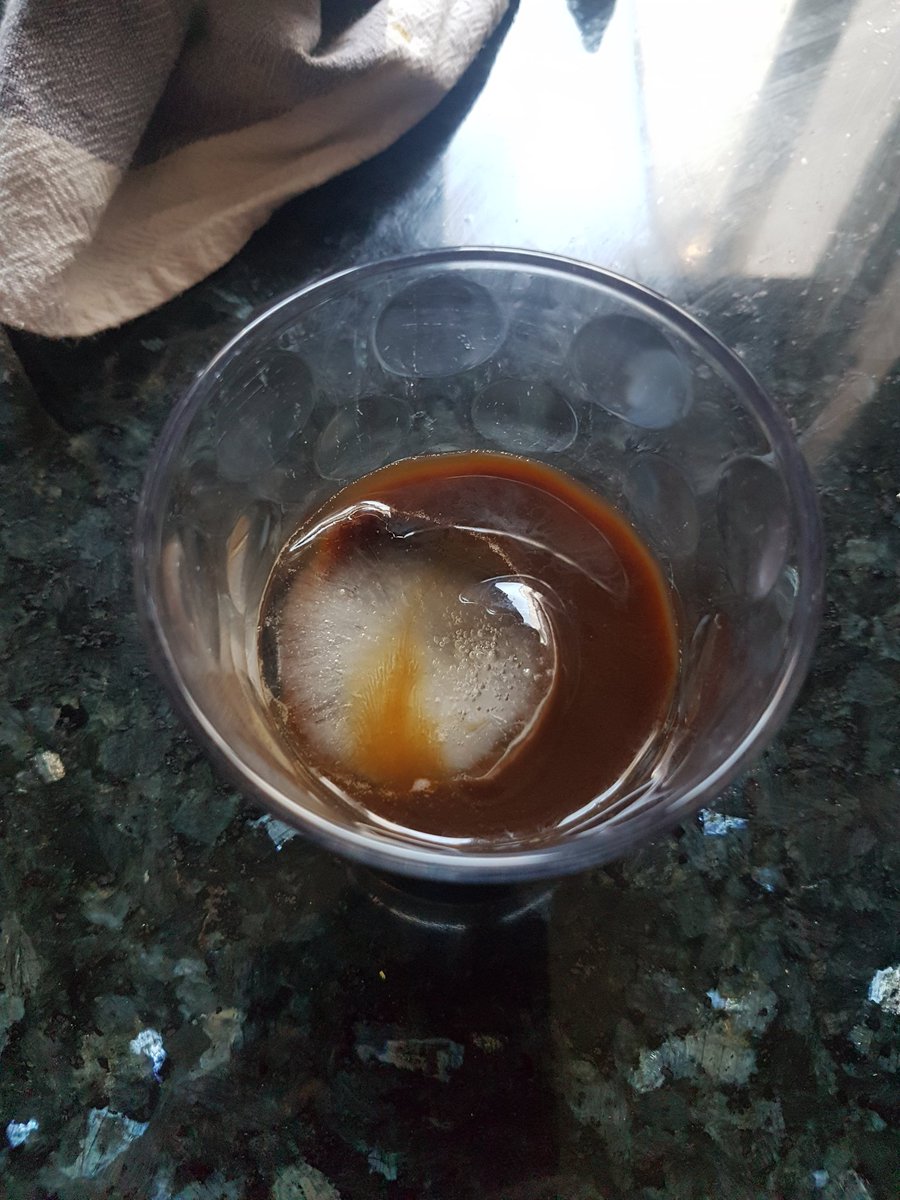 Fin de mes ,el sábado empiezan las fiestas de cuellar y yo aquí tirando la casa por la ventana, tomando un café con hielo.
