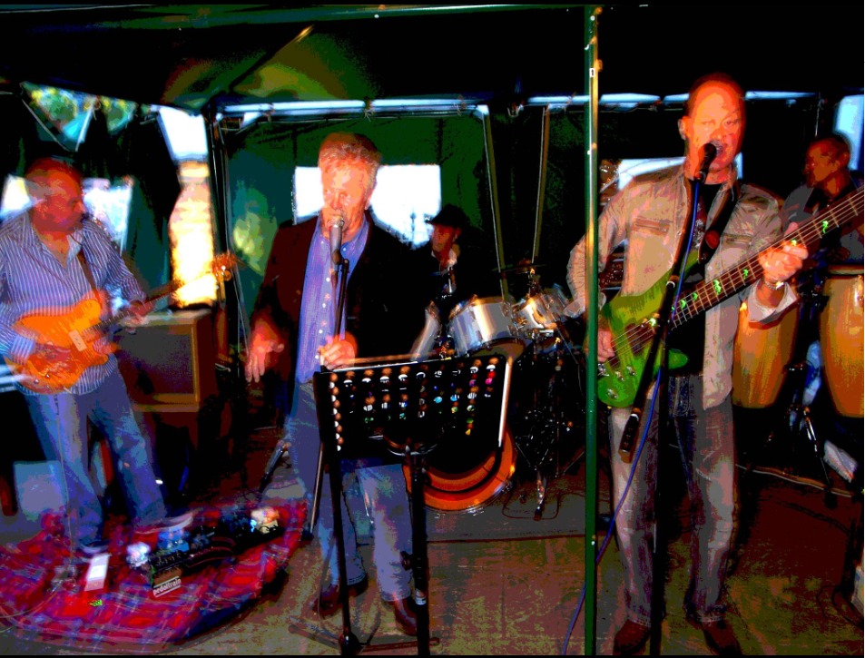 WhiteHart_Hotel's tweet photo. From 2pm On Sunday 28th the lovely "The Hampton Wick Band" will perform in our outside patio. 
Don't miss it.
#hamptonwick #band #livemusic https://t.co/wPlrLkuqIn