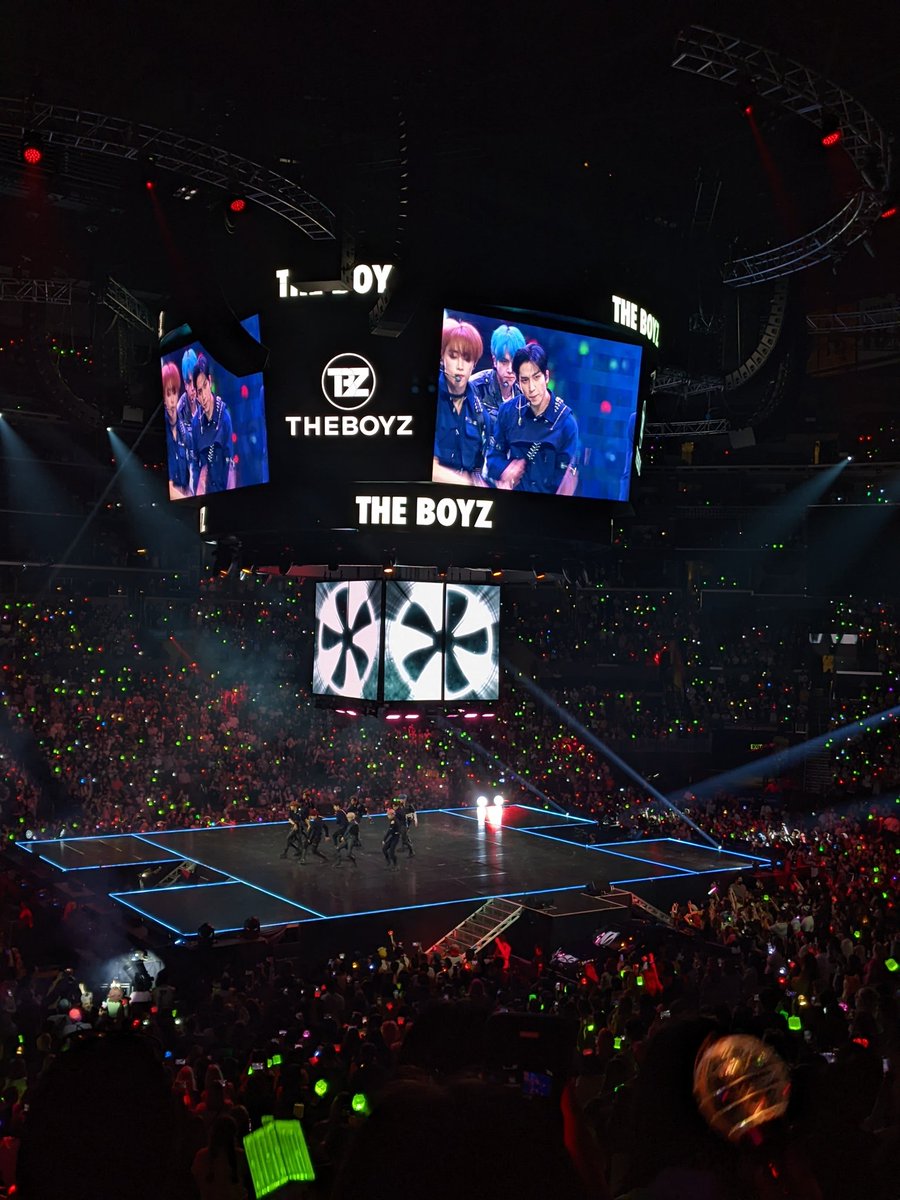 SandyCrossinOvr's tweet photo. #THEBOYZ #THEBOYZkcon https://t.co/aneUkH09EH
