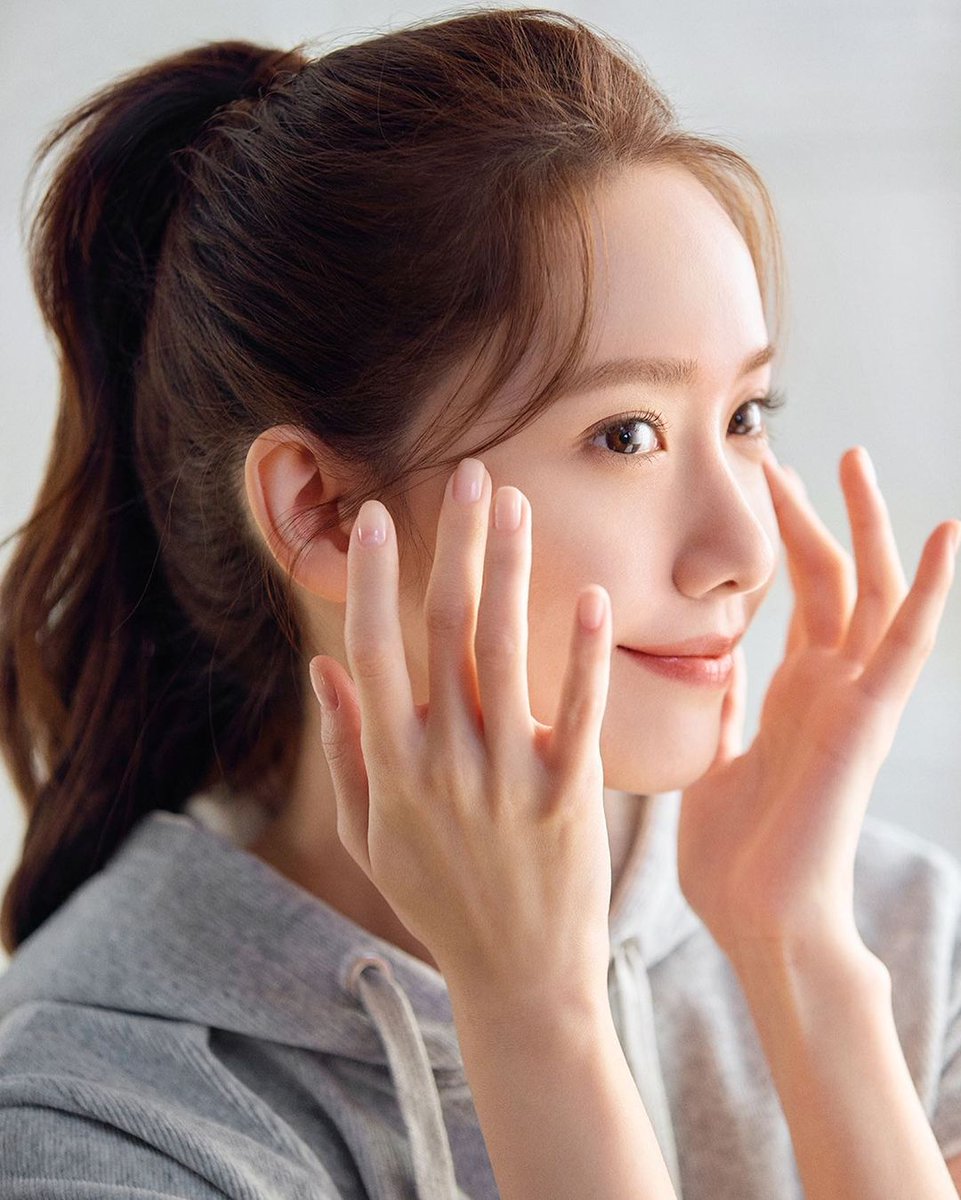 _snsd_updates's tweet photo. [Update] YOONA - ‘에스티로더 / Estee Lauder’

#yoona #윤아 #limyoona #imyoona #임윤아 #esteelauder #에스티로더 #esteelauderkr #advancednightrepair #littlebrownbottle #nightdoneright #eyeexperts #screentimeeyes #esteeambassador
220823 https://t.co/qgUU8hvBk4
